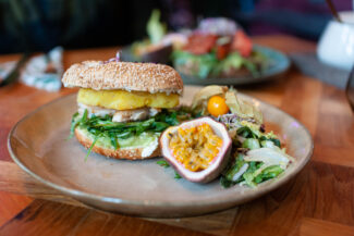 frischer bagel mit hähnchenbrustfilet, currysoße und gegrillter Ananas