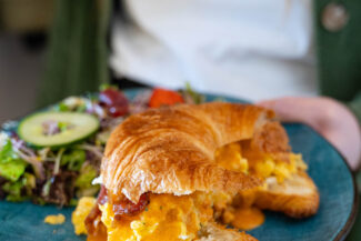 Egg and Cheese - Croissant mit Rührei und geschmolzener Cheddarsoße